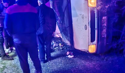 Niksar’da freni boşalan kamyonet devrildi!