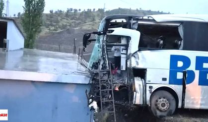 TIR’la çarpışan yolcu otobüsü eve daldı! Şoför hayatını kaybetti
