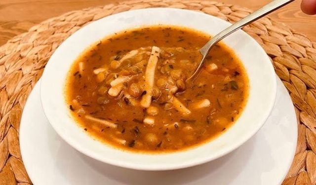 Sadece 10 Dakikada Enerji Dolu Bir Başlangıç: Erişteli Yeşil Mercimek Çorbası Tarifi