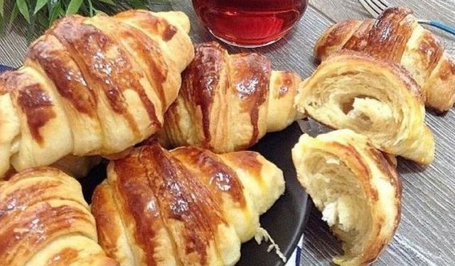 Kıyır Kıyır Katmer Poğaça Tarifi: Çay Saatlerinizin Vazgeçilmezi Nasıl Hazırlanır?