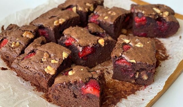 Çilek ve Çikolatanın Büyüleyici Buluşması: 15 Dakikada Hazır Çilekli Brownie Tarifi