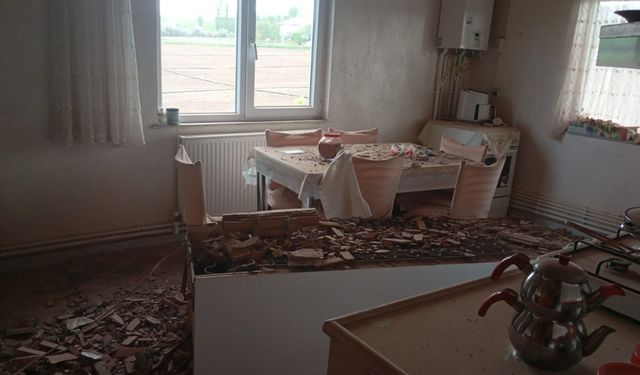 Sivas'ta yıldırım isabet eden evde hasar oluştu