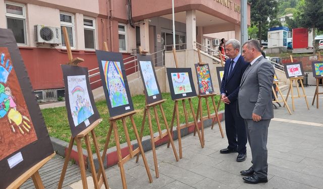 Tekkeköy’de "23 Nisan" kutlamaları kapsamında halk oyunları gösterisi sunuldu
