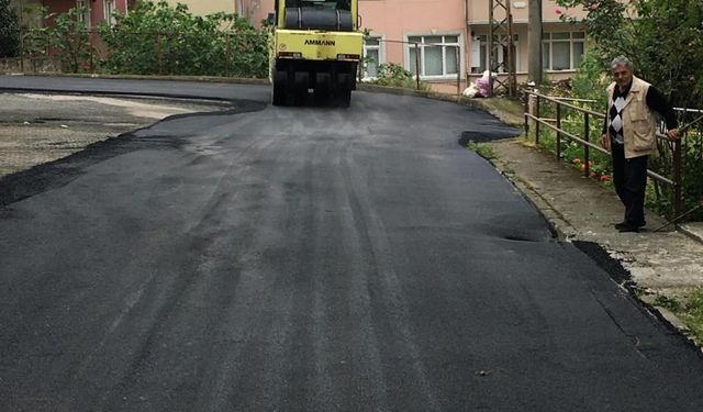 Trabzon'daki mahallelerde asfaltlama çalışmaları devam ediyor
