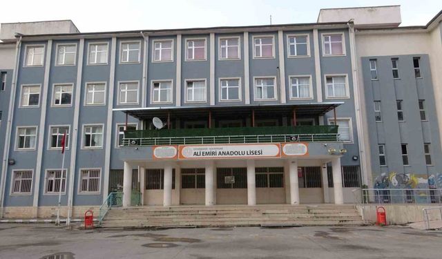 Diyarbakır’da okul müdürü öğrenci tarafından bıçaklandı
