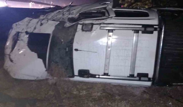Konya’da bariyere çarpan otomobil takla attı: 2 yaralı