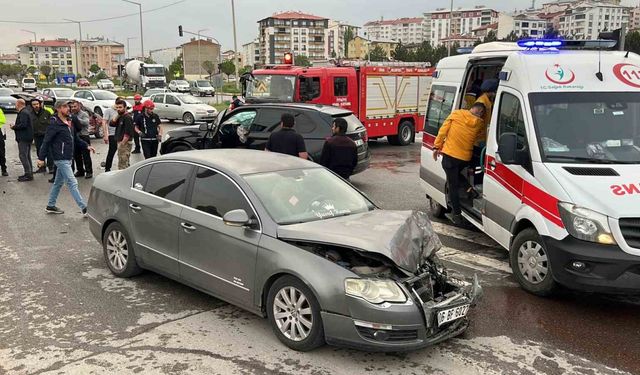 Sivas’ta 3 araç çarpıştı: 3 yaralı