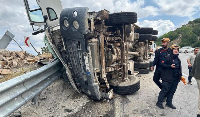 Sivas'ta taş yüklü kamyonun devrilmesi sonucu sürücü yaralandı