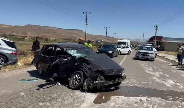 Aksaray’da cip ve otomobil kafa kafaya çarpıştı: 1’i ağır 4 yaralı