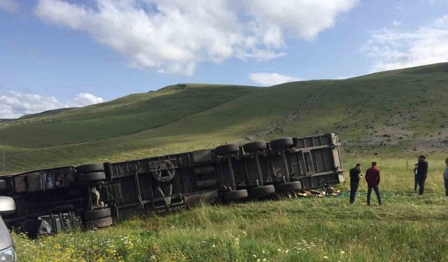 Ardahan’da tır devrildi: 1 yaralı