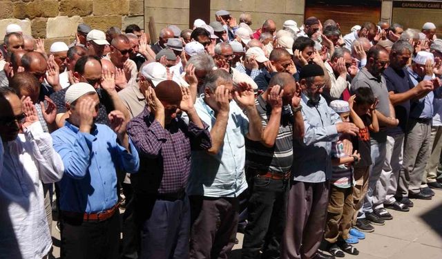 Heniyye için Yozgat’ta gıyabi cenaze namazı kılındı