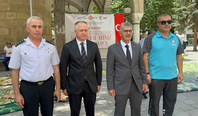 Kayseri Vakıflar Bölge Müdürlüğü Niğde’de aşure dağıttı