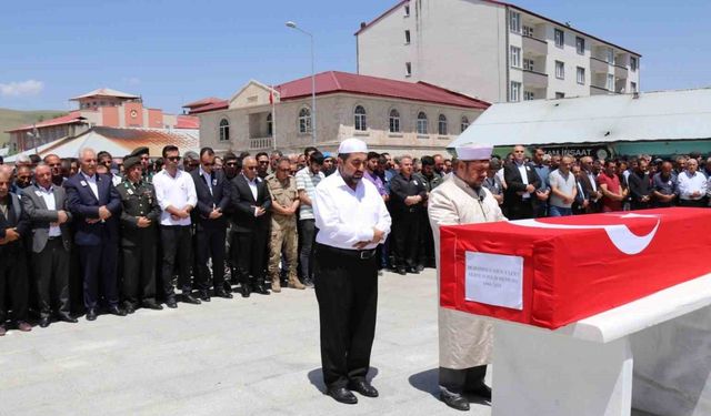 Kırıkkale’deki kazada hayatını kaybeden polis memuru Ağrı’da son yolculuğuna uğurlandı