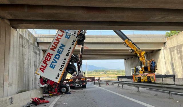 Osmaniye’de kamyon köprüden düştü: 1 ölü