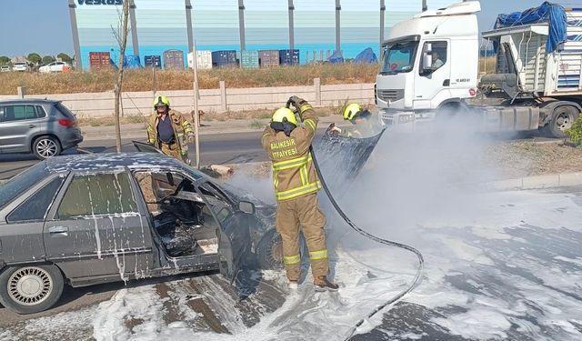 Seyir halindeki otomobil alev aldı