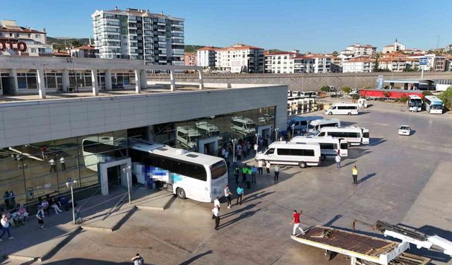 Yolcu otobüsü otogara daldı, facianın eşiğinden dönüldü: 3 yaralı