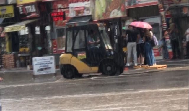 Aniden başlayan yağış sonrası yayaların imdadına belediye forkliftle yetişti