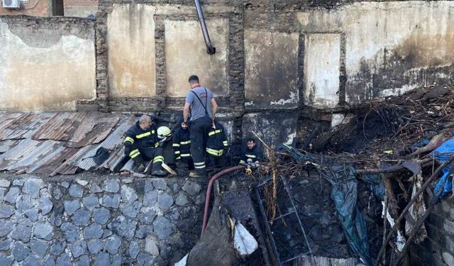 Diyarbakır’da odun deposunda çıkan yangın söndürüldü