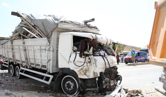 Hurdaya dönen kamyonetten sağ çıktı