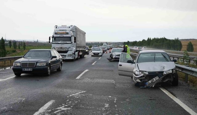 Kırıkkale’de yağmur kazaya davetiye çıkardı: 3 araç çarpıştı, 4 yaralı