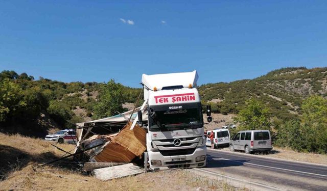 Tokat’ta kontrplak yüklü tır devrildi