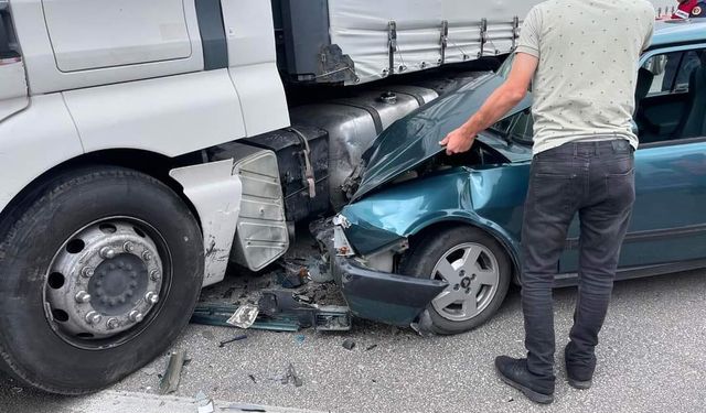 Amasya'da tırla çarpışan otomobildeki 5 kişi yaralandı