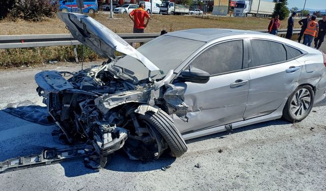 Anadolu Otoyolu Bolu kesiminde iki otomobilin çarpıştığı kazada 3 kişi yaralandı