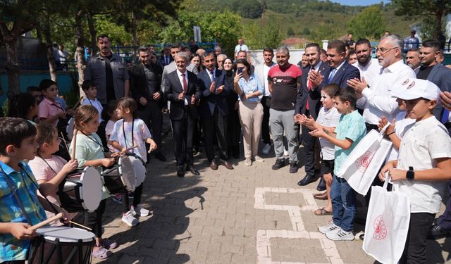 Bakan Işıkhan, Düzce'de mevsimlik tarım işçileriyle fındık topladı