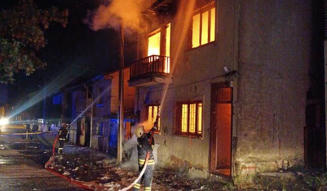 Bolu'da yangın çıkan ahşap ev kullanılamaz hale geldi