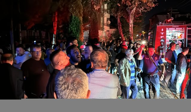 Bolu'da yıldırım isabet eden apartmanın çatısında çıkan yangın söndürüldü