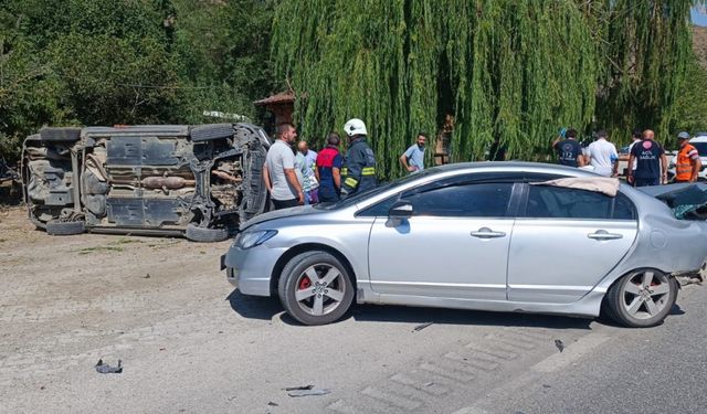 Çorum'da 2 otomobilin çarpışması sonucu 8 kişi yaralandı