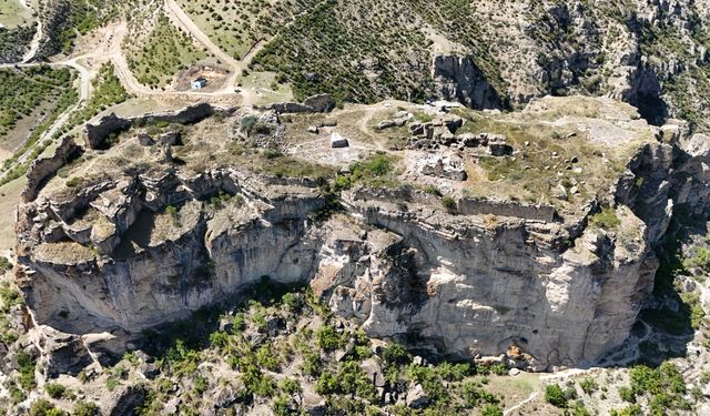 Gevhernik Kalesi'ndeki kazılarda çeşme ve sarnıç bulundu