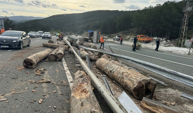 Kastamonu'da devrilen tomruk yüklü tırın sürücüsü yaralandı