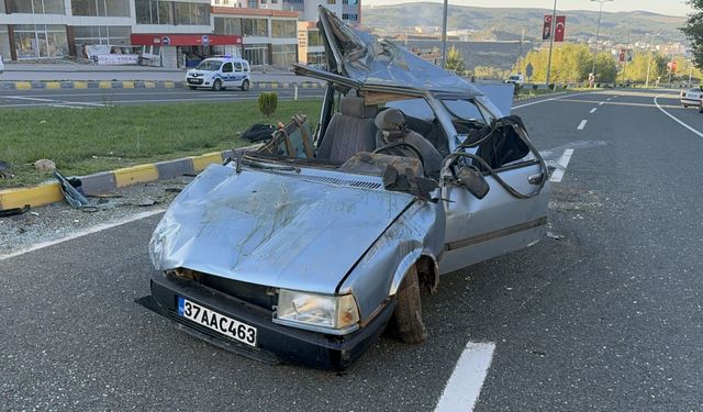 Kastamonu'da iki otomobilin çarpıştığı kazada 3 kişi yaralandı