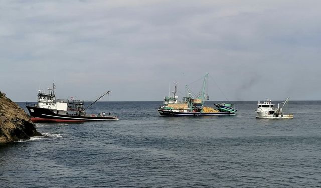 Sinop'ta karaya oturan balıkçı teknesi kurtarıldı