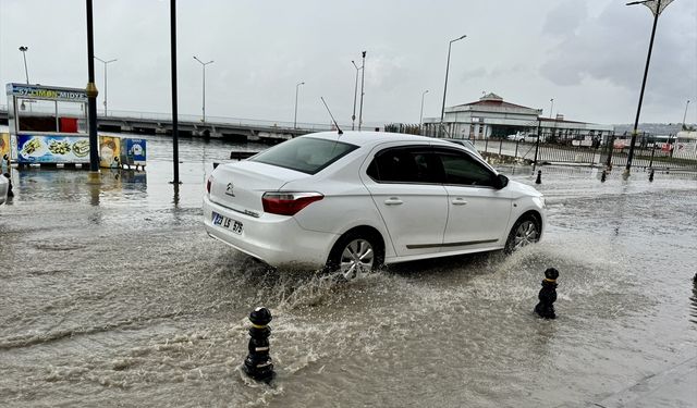 Sinop'ta sağanak etkili oldu, denizde hortum oluştu