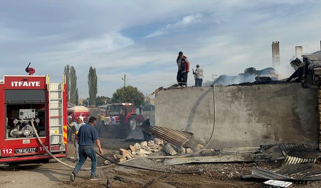 Sivas'ta çıkan yangında ev, ahır ve samanlık zarar gördü