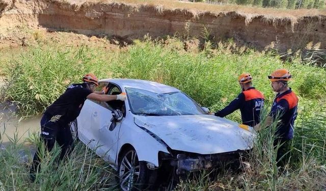 Sivas'ta dereye devrilen otomobilin sürücüsü öldü