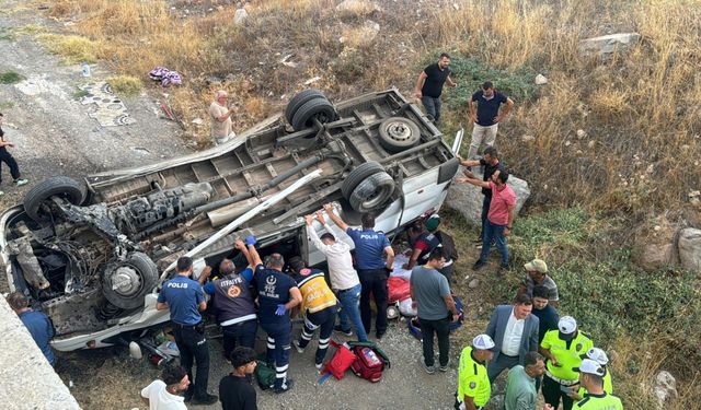 Sivas'ta devrilen minibüsteki 14 tarım işçisi yaralandı