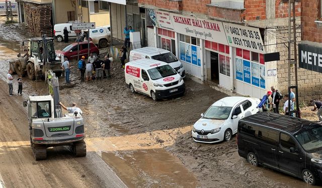 Taşkın ve heyelan meydana gelen Sürmene'de temizlik çalışmaları devam ediyor