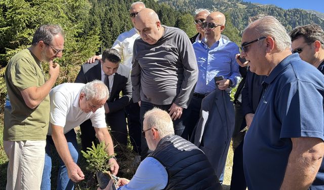 Uluslararası Karadeniz Rize-Ayder Forumu'na katılan heyet, Ayder Yaylası'nda fidan dikti