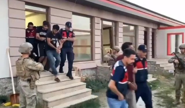 139 yılla aranan mülteciler komandoların şafak operasyonuyla yakalandı