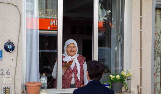 Başkan Ünlü: "Büyüklerimize yaşamın ağırlığını hissettirmeyelim"