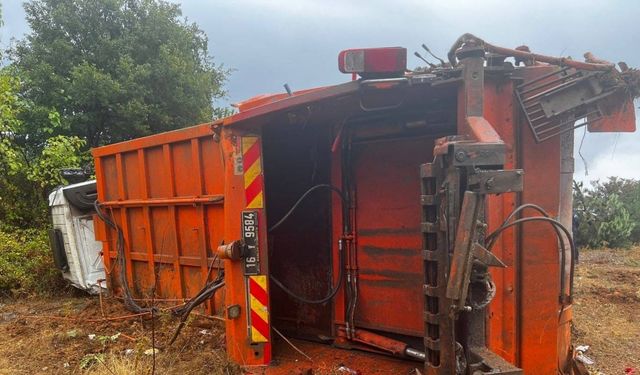 Bursa’da kontrolden çıkan çöp kamyonu şarampole yuvarlandı: 3 kişi yaralandı