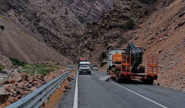 Çukurca kara yoluna kaya düştü