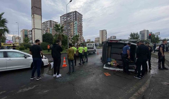 Diyarbakır’da otomobil ile şehir içi minibüs çarpıştı: 1’i bebek 9 yaralı