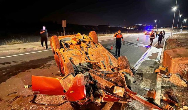 Emet’te aydınlatma direğine çarpan araçtaki 3 kişi yaralandı