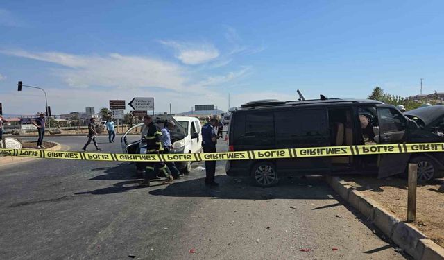 Gaziantep’te hafif ticari araç ile minibüs çarpıştı: 4 yaralı