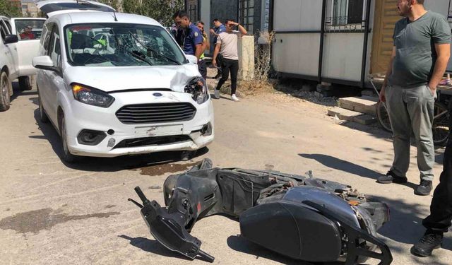 Hafif ticari araç ile motosiklet çarpıştı: 1 yaralı