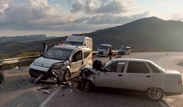 Karşı şeride geçip kaza yaptı: 3 yaralı